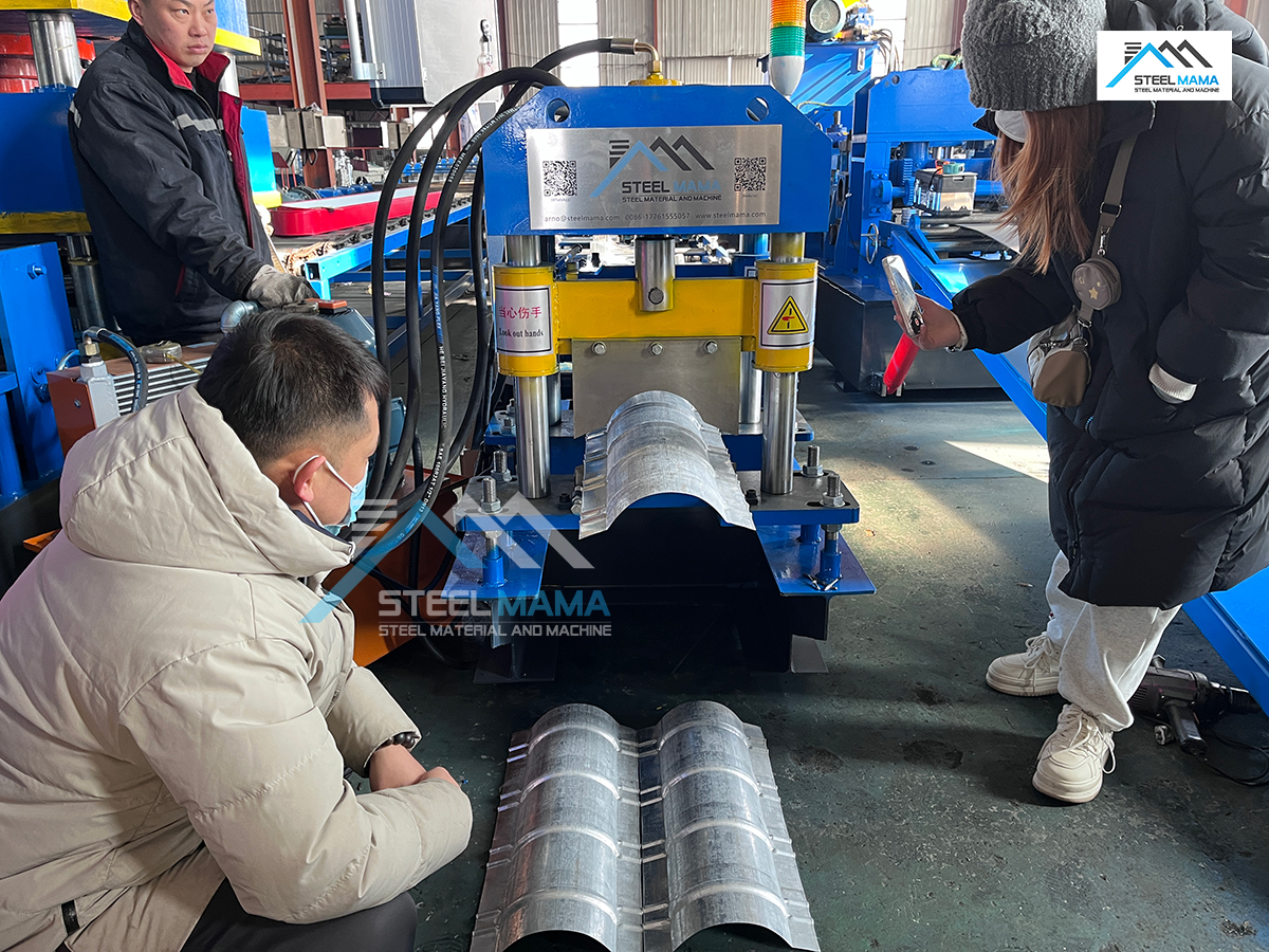 Máquina formadora de rollos de techo de cumbrera