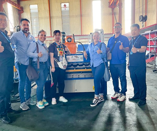 Clientes mexicanos acuden a la fábrica para probar máquinas