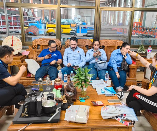 Clientes mexicanos vienen a la fábrica